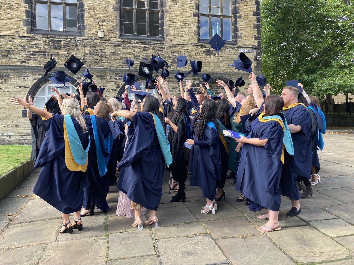 What an amazing day! Lots of #CalderdaleCollege graduates today. Particularly proud of all of these teachers who have completed their courses over lockdowns. #FETeacherEd