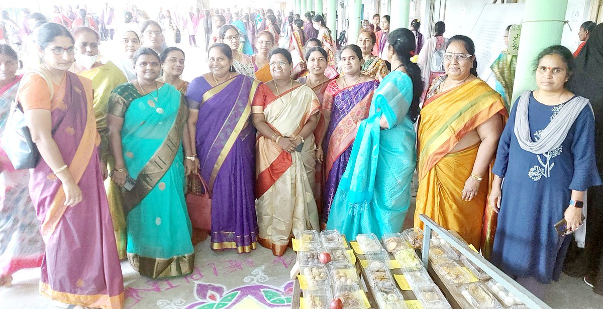 H_Bindu23's tweet photo. DWO_KMM - WCD &amp; SC ఆధ్వర్యంలో బొడ్డెమ్మ పండుగ సెలెబ్రేషన్స్ - ప్రభుత్వ మహిళా కళాశాల లో  ఆరోగ్యం పోషణ, వ్యక్తిగత పరిశుభ్రత,హెల్ప్ లైన్ నెంబర్స్ పై అవగాహన- జిల్లా  మహిళా అధికారులు పాల్గొన్నారు.@Collector_KMM @MinistryWCD @WCDTelangana @KTRTRS @SatyavathiTRS https://t.co/439x9Wr7T8