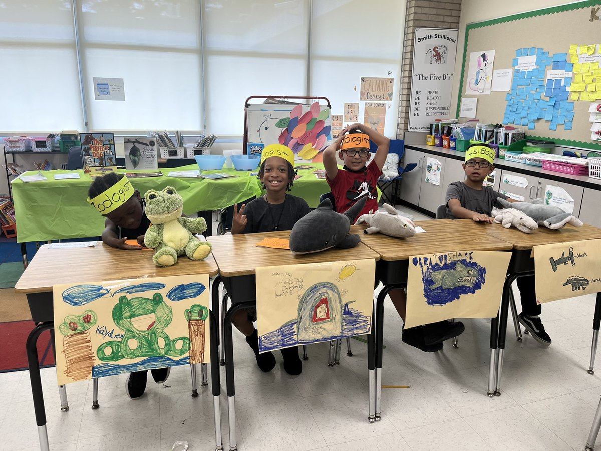 Anjanette_Pixie's tweet photo. Classroom Petting Zoo to end our Unit on Animal Classification. All the students did an amazing job. “Best Day Ever!”, said one of the students. Another said, “I now love reading!” https://t.co/c11UfbuXZJ