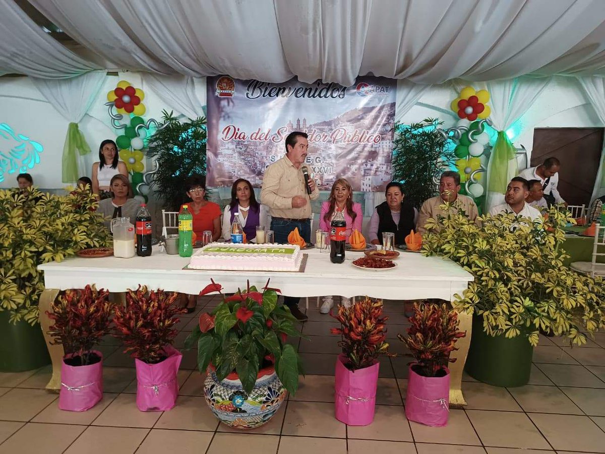 TrechoInforma's tweet photo. "Un gusto convivir con la base trabajadora de CAPAT quienes integran la Sesión 36 del SUSPEG, celebrando el Día del Burócrata.
¡Muchas felicidades!": Mario Figueroa Mundo, Presidente Municipal de Taxco de Alarcón.
@MarioFigueroaM
#MarioFigueroa
#GobiernoDelCambio
#CAPAT
#Taxco https://t.co/scZp9ZAJe5