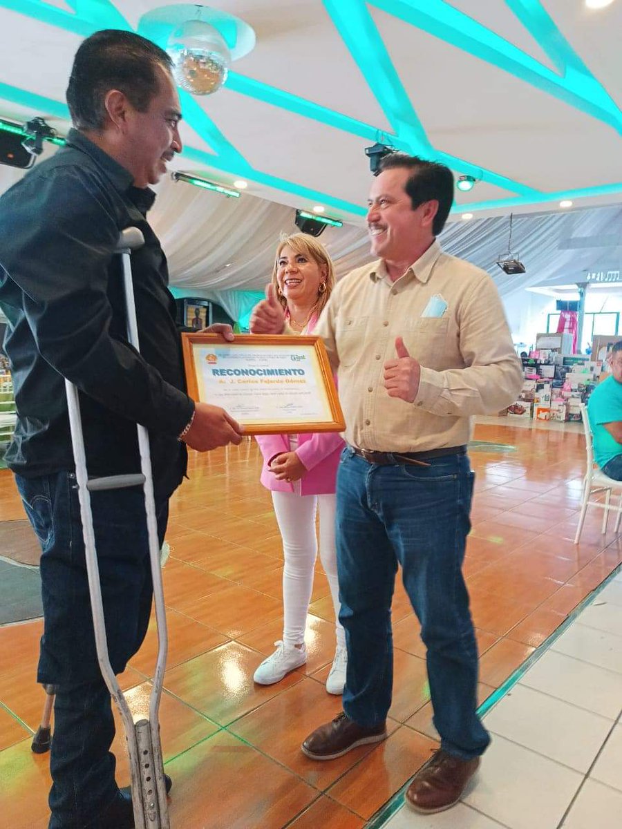 TrechoInforma's tweet photo. "Un gusto convivir con la base trabajadora de CAPAT quienes integran la Sesión 36 del SUSPEG, celebrando el Día del Burócrata.
¡Muchas felicidades!": Mario Figueroa Mundo, Presidente Municipal de Taxco de Alarcón.
@MarioFigueroaM
#MarioFigueroa
#GobiernoDelCambio
#CAPAT
#Taxco https://t.co/scZp9ZAJe5