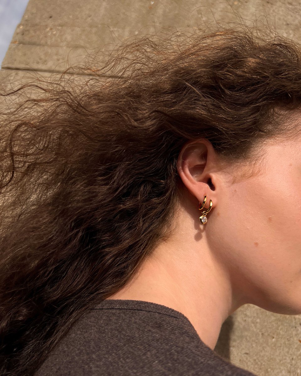 vashiofficial's tweet image. Step into sparkle season in our new earrings, designed to be stacked and styled together ✨

#earringstack #earrings #eardrobe