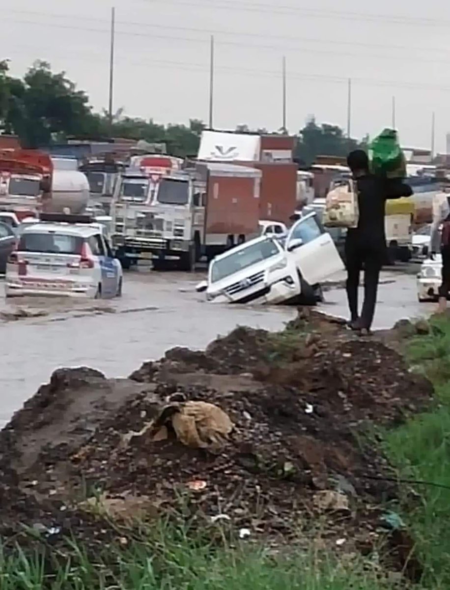deepakrke1982's tweet photo. #nitingadkari #NHAI
Sir, kindly look into. This situation we are seeing for so many years. Nothing has improved on Delhi Jaipur highway. https://t.co/8xm0HJsyLW