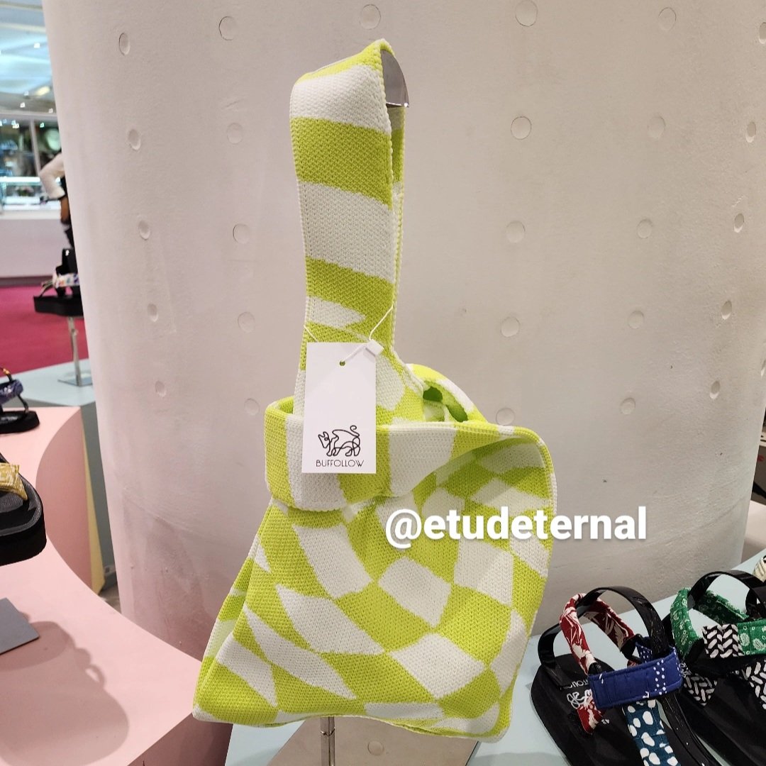 etudeternal's tweet photo. READY STOCK
BUFFOLLOW Vacay Tote Bag Thailand
Warna putih-neon green yang cocok banget buat OOTD NCTzen nonton NCT Dream NCT 127 concert 💚
Harga : 380.000
Bisa syopi free ongkir : etudeternalshop
https://t.co/PHWrXB1yI4
#buffollow #NCT #NCTDREAM #NCT127 #etudeternal https://t.co/Cpbli2QngA