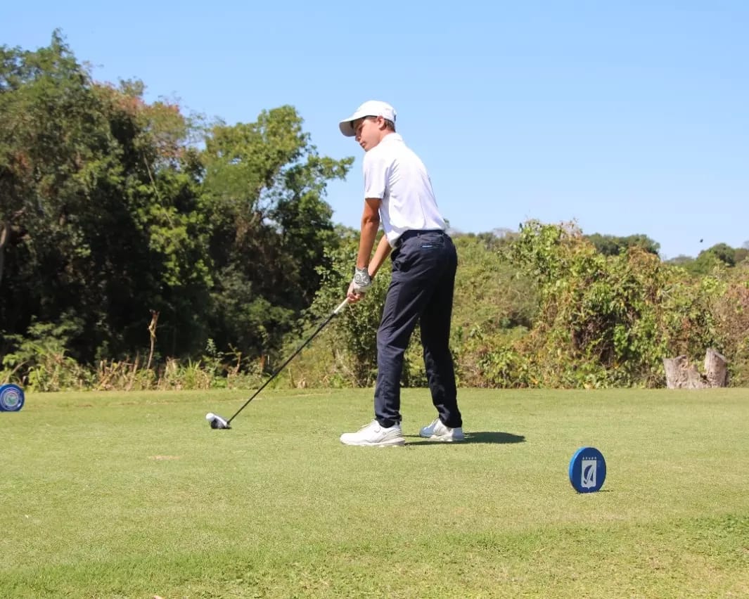 apgolfoficial's tweet photo. ¡Ellos lideran en la categoría individual! 🙌🏌️‍♂️
➡️ En individual masculino el gran dominador al final de las tres primeras rondas es el paraguayo Franco Fernández, con un total de 222, +3 para encaminarse rumbo al bicampeonato de manera sólida. https://t.co/FBvOoCPwuF