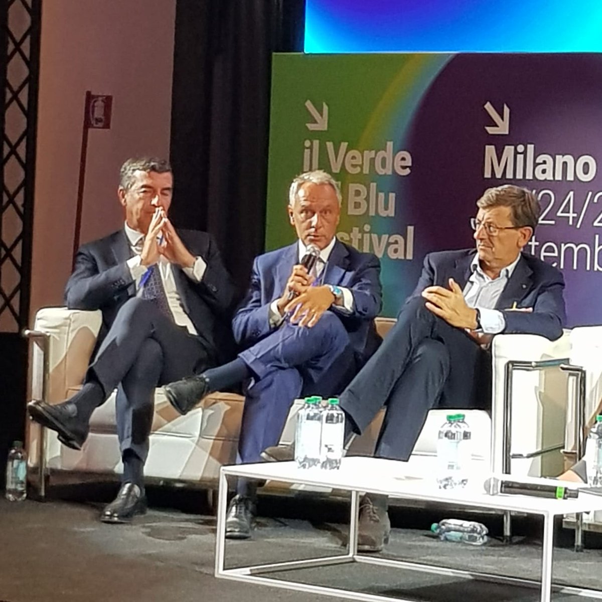 🎙️"Dobbiamo migliorare l'equità nelle opportunità con la riduzione #digitaldivide e <a href="/INWIT_Official/">INWIT</a> è in prima fila a supporto della #digitalizzazione del Paese" con <a href="/vitt61/">Vittorio Colao</a> @Floridi <a href="/gmanghi/">Gianmatteo Manghi</a> moderati da <a href="/barbaracarfagna/">barbara carfagna</a>
#INWIT <a href="/ilverdeeilblu/">il Verde e il Blu Festival</a> #verdeblufestival #sostenibilità