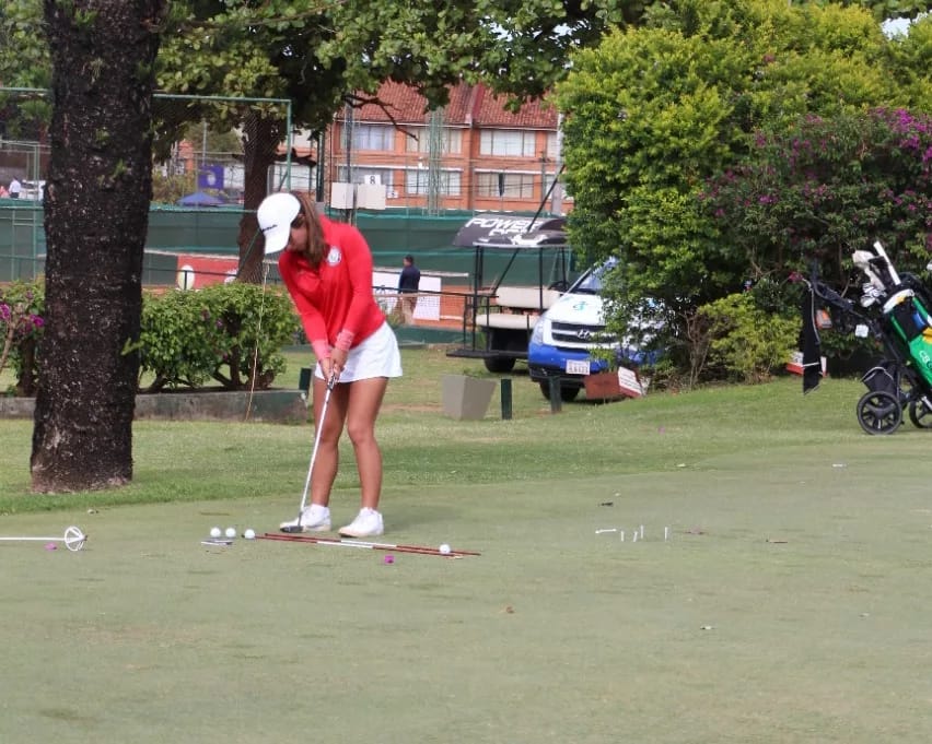 apgolfoficial's tweet photo. ➡️ Mientras que en femenino, lidera la peruana Camila Zignaigo con 237, +18 mostrándose muy sólida y regular en las tres jornadas desarrolladas en este campeonato.

📍  Seguí el minuto a minuto en este link 🔗
https://t.co/ldVIYlm9h5 https://t.co/z9GSiI5HV5