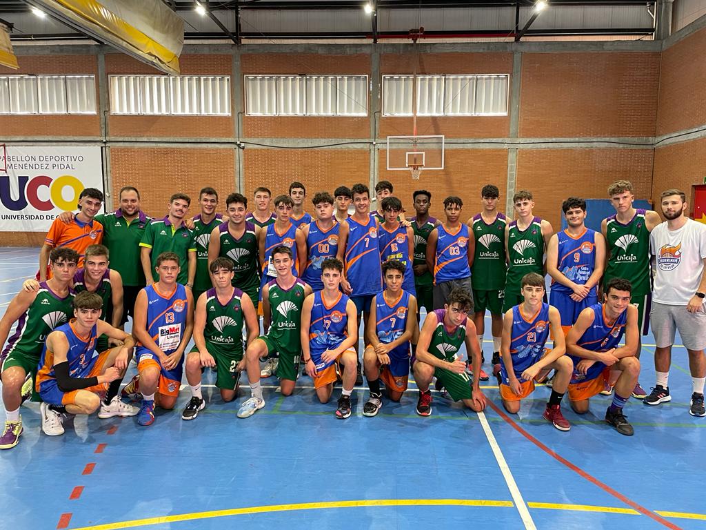 CBChurriana's tweet photo. Debut del cadete vs @EBGMALAGA en el memorial Abilio Antolín de @cbccordoba 
Ahora a reponer fuerzas para el segundo partido💪🏀🏀

#cbchurriana 
#movimientonaranja 
#25aniversario 
#equipazo https://t.co/MzRKz7M882