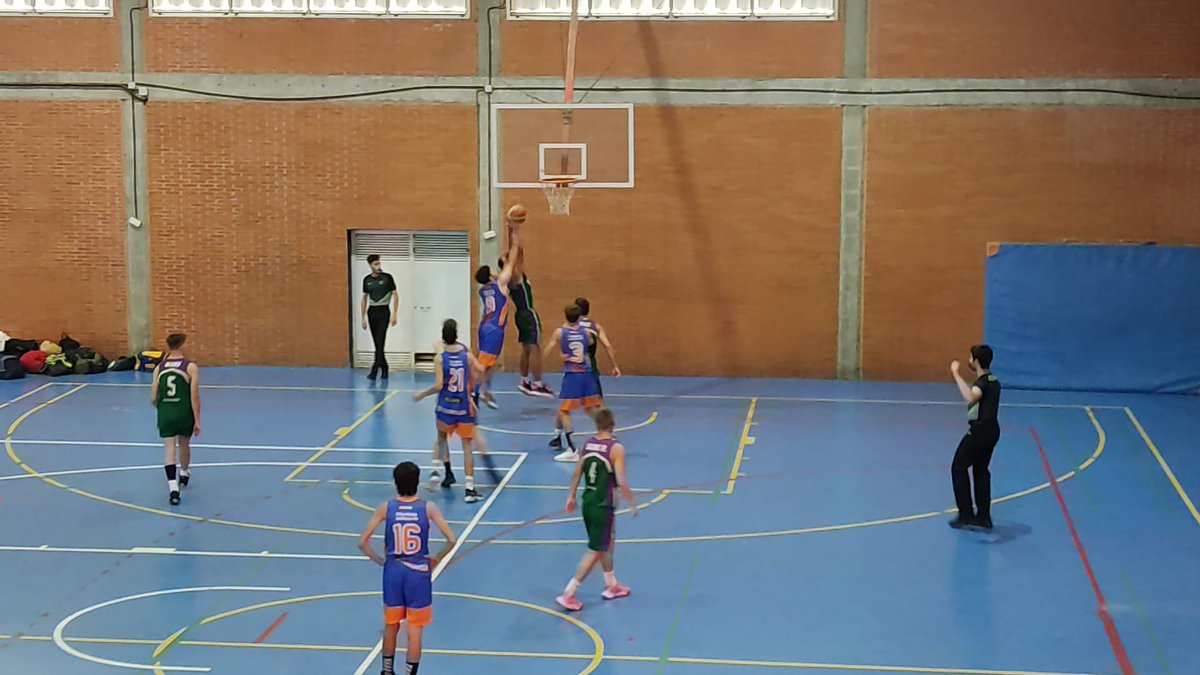 CBChurriana's tweet photo. Debut del cadete vs @EBGMALAGA en el memorial Abilio Antolín de @cbccordoba 
Ahora a reponer fuerzas para el segundo partido💪🏀🏀

#cbchurriana 
#movimientonaranja 
#25aniversario 
#equipazo https://t.co/MzRKz7M882