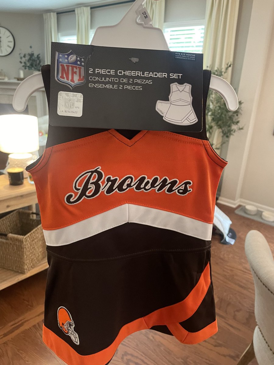 brownsfan593's tweet photo. I may have bought my daughter a little something online 🥺😃🧡🏈 #browns #brownstwitter #nfl https://t.co/roj3knGmUW