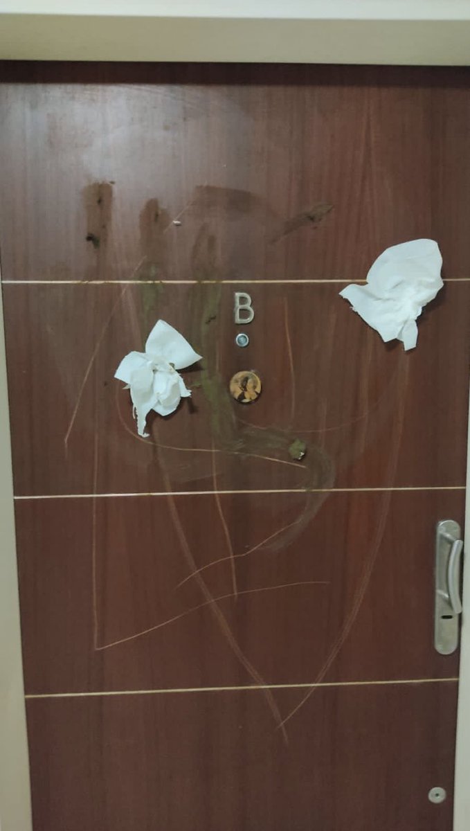 chino_cab's tweet photo. En mi edificio tenemos una señora que, de la nada y porque sí, TE LLENA LA PUERTA DE HUEVOS 🥚, o TE UNTA LA PUERTA CON MIERDA 💩 como si fuera dulce de leche en una tostada. 

ABRO HILO 👇🏾 https://t.co/oMq5MktGxW