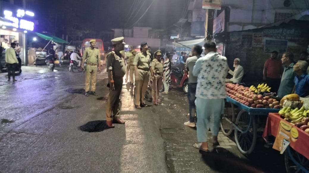 raebarelipolice's tweet photo. क्षेत्राधिकारी नगर द्वारा नगर क्षेत्र में पुलिस टीम के साथ आमजनमानस से वार्ता करते हुए पैदल गश्त की जा रही है।
#RaebareliPolice
#UPPolice https://t.co/axuCX2Y9Hn
