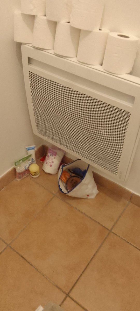 Pagechris75's tweet photo. @sarahfrikh @BSirsalane Merci ma soeur 😍😍😍
Laurence à besoin d'une colonne de salle de bain... #TasVu genre cotons tiges et make up sur le sol...
DM quand tu veux et j'arrange ça avec Lolo...😘😘😘 https://t.co/Kzg8TBwSep