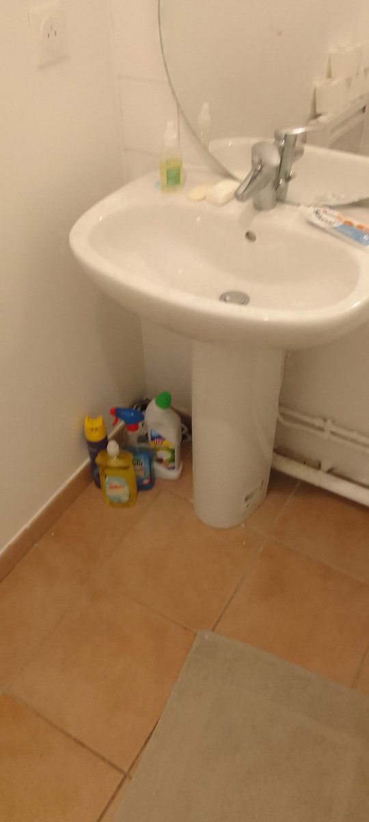Pagechris75's tweet photo. @sarahfrikh @BSirsalane Merci ma soeur 😍😍😍
Laurence à besoin d'une colonne de salle de bain... #TasVu genre cotons tiges et make up sur le sol...
DM quand tu veux et j'arrange ça avec Lolo...😘😘😘 https://t.co/Kzg8TBwSep