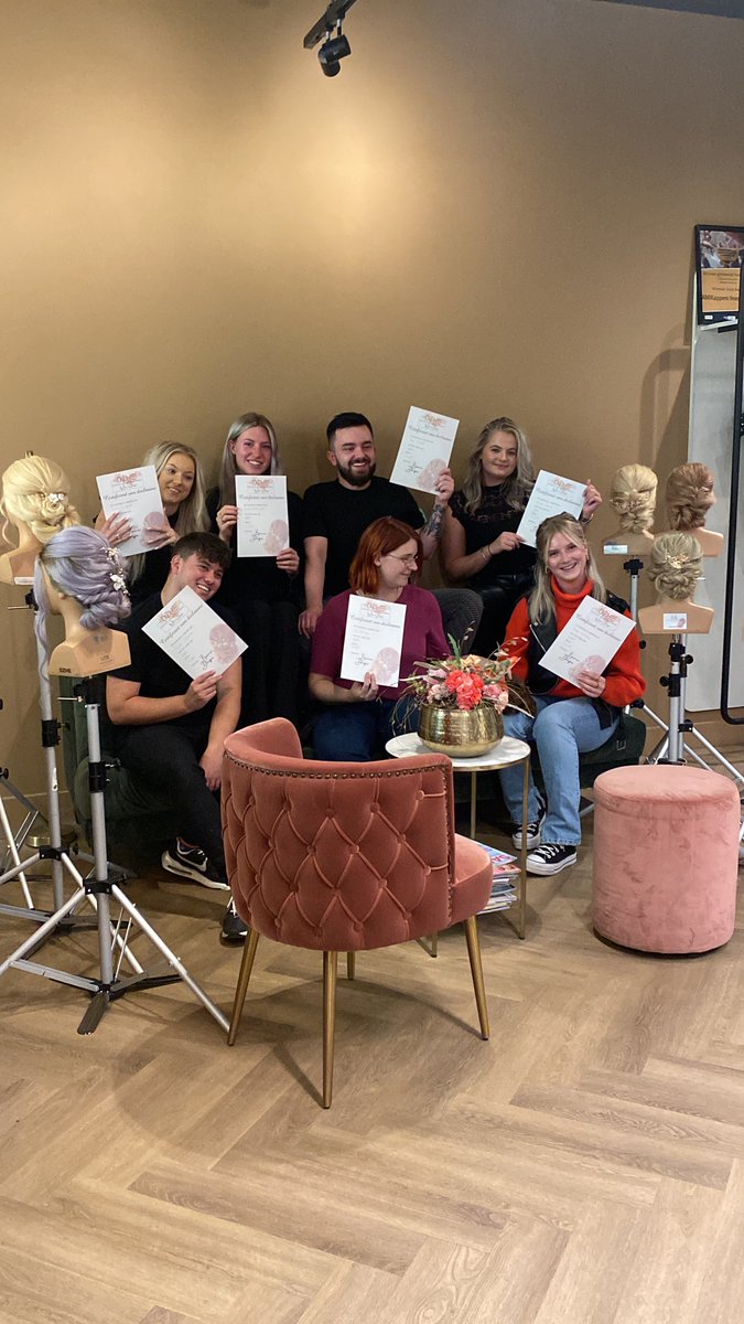 BiancaDuizer's tweet image. Er zijn nog een paar mogelijkheden voor salontraining dit jaar. 

dzhe.nl/salontraining

Tot snel .

Lieve groeten, 
Bianca
#bruidskapsel #bruidskapselcursus #kapperstraining #salontraining
 #hairacademy 
#langhaar 
#kapster
#kapsalon
 #hairstylist 
#muah