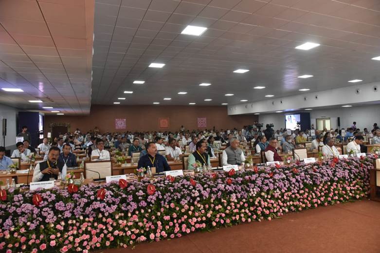 PIBAhmedabad's tweet photo. ગુજરાતનાં એકતા નગરમાં પ્રધાનમંત્રી દ્વારા ઉદઘાટિત પર્યાવરણ મંત્રીઓની રાષ્ટ્રીય પરિષદ
શ્રી મોદી કહે છે, "પર્યાવરણ મંત્રાલયની ભૂમિકા નિયમનકાર તરીકે કરતાં પણ પર્યાવરણના પ્રવર્તક તરીકે વધારે છે"
વિગતો: https://t.co/nc7dsSTyAT
#NationalEnvironmentConference @byadavbjp https://t.co/PAT5eDMQBj