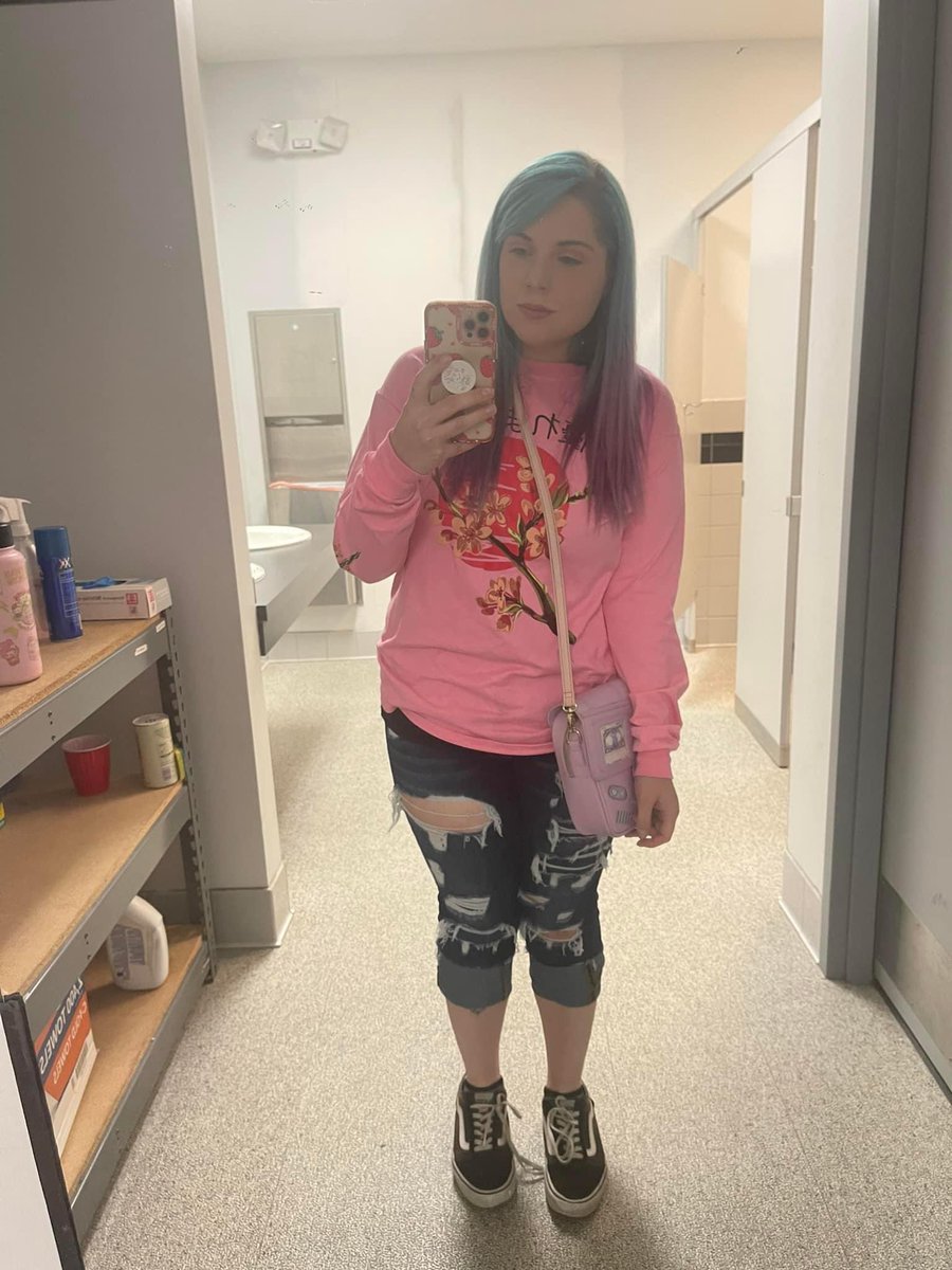 MermaidGirlKay's tweet photo. I’m wearing jeans I haven’t worn since I was 21

6 months 
61 pounds down 
38 more till goal 

SW 245
CW 183
GW 145 https://t.co/px75jZJytJ