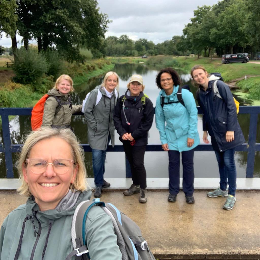 RZWRZ's tweet photo. We hebben de tiende etappe van het Pieterpad er weer op zitten: van Hellendoorn naar Ommen. Ongeacht een aantal regenbuien een wandeling van 21 km met prachtige heuvels en heide in volle bloei 👍🏻🍀 https://t.co/eTLme7D7yV