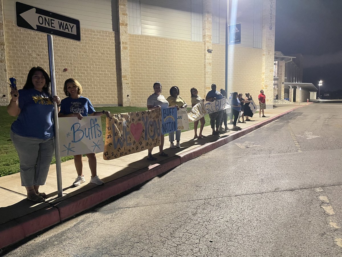 cmlerma01's tweet photo. Safe travels to our Buffs as we head to Odessa! We love our Buffs💙💛🦬#WinTheDay #DefendTheBrand #BewareOfTheStampede #GoBuffs @scbuffalostrong @CruitClemens @SamuelClemensHS @ClemensASBC @ClemensBuffsFB https://t.co/n6jJ8peoBp