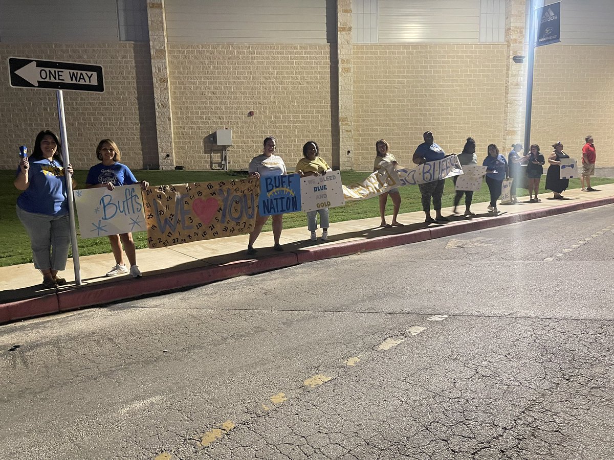 cmlerma01's tweet photo. Safe travels to our Buffs as we head to Odessa! We love our Buffs💙💛🦬#WinTheDay #DefendTheBrand #BewareOfTheStampede #GoBuffs @scbuffalostrong @CruitClemens @SamuelClemensHS @ClemensASBC @ClemensBuffsFB https://t.co/n6jJ8peoBp