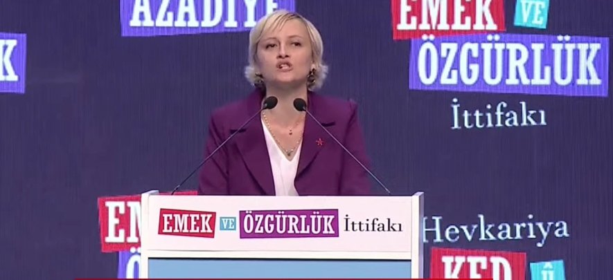CizgiSol's tweet photo. Toplumsal Özgürlük Partisi adına Perihan Koca (@PerihanKoca) konuşma yapıyor! #EmekÖzgürlük https://t.co/yCXE2KS0Xo