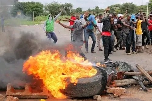 MDNnewss's tweet photo. Three Zimbabweans nationals were burnt beyond recognition by angry mob in Mashamba area in Limpopo, after they were allegedly caught red handed by the community members stealing the much needed solar panels and essential electricity cables.

#MDNnews https://t.co/A5880n2u3r