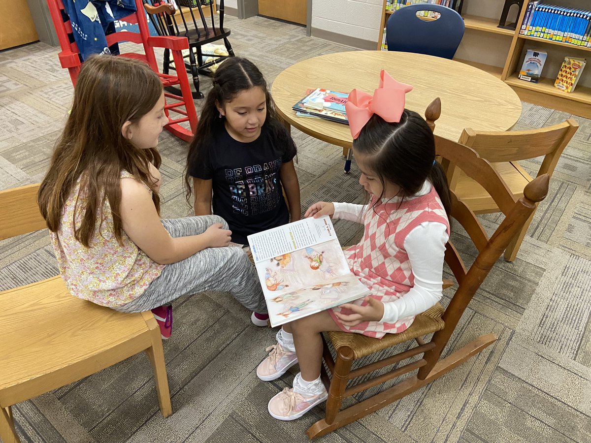 fssdLESMedia's tweet photo. PreK came for their first library visit and were assisted by our very helpful third graders. 🦁❤️📚#elementarylibrary #WeAreLiberty https://t.co/Do7Bv2bvMf