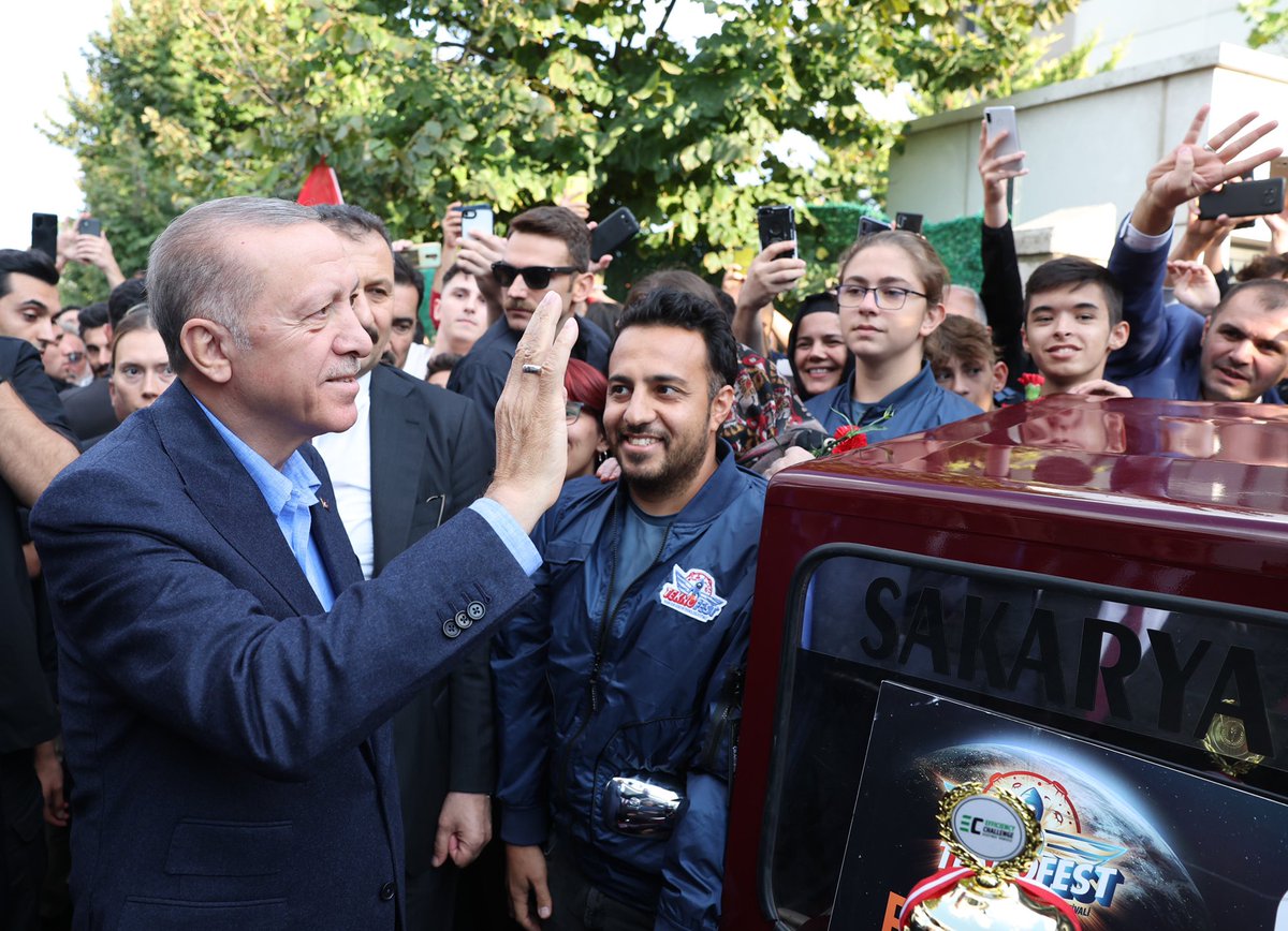 tcbestepe's tweet photo. Cumhurbaşkanı @RTErdogan, Sakarya Bilim ve Sanat Merkezi öğrencileri ile bir araya geldi. https://t.co/deIRJIwtrI