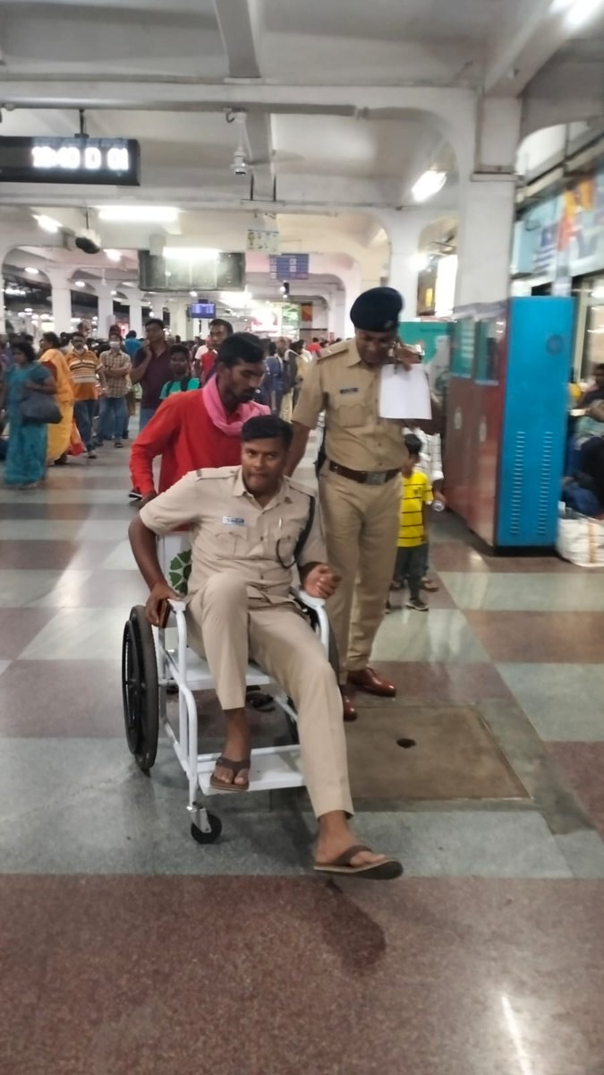 PintodeepakD's tweet photo. Visjwajeet, a @rpfscr Constable was injured, while saving a #woman from coming under a train at Secunderabad Rly station. The woman slipped while trying to board a moving train.
@RPF_INDIA @RailMinIndia @SCRailwayIndia #IndianRailways  @DeccanChronicle @oratorgreat https://t.co/qQVhu54g6X