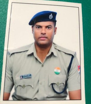 PintodeepakD's tweet photo. Visjwajeet, a @rpfscr Constable was injured, while saving a #woman from coming under a train at Secunderabad Rly station. The woman slipped while trying to board a moving train.
@RPF_INDIA @RailMinIndia @SCRailwayIndia #IndianRailways  @DeccanChronicle @oratorgreat https://t.co/qQVhu54g6X
