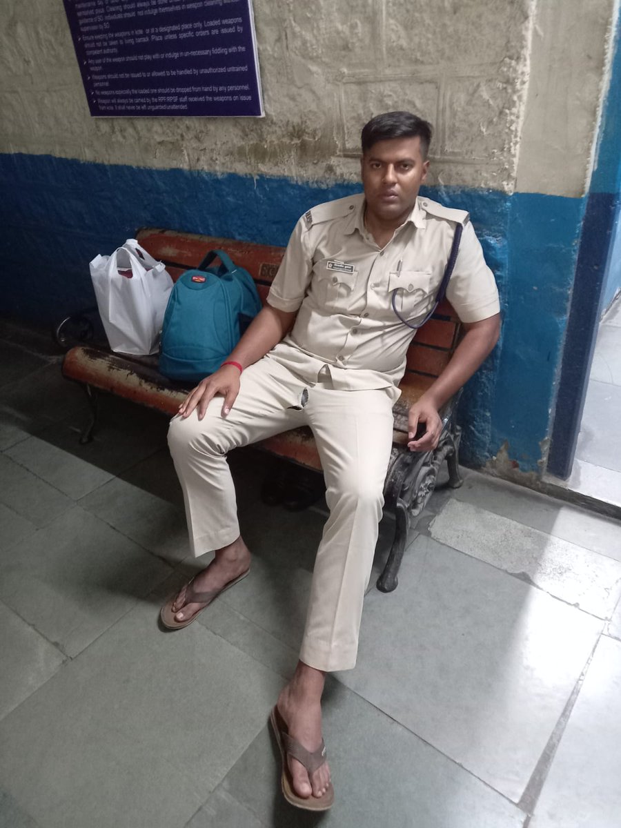 PintodeepakD's tweet photo. Visjwajeet, a @rpfscr Constable was injured, while saving a #woman from coming under a train at Secunderabad Rly station. The woman slipped while trying to board a moving train.
@RPF_INDIA @RailMinIndia @SCRailwayIndia #IndianRailways  @DeccanChronicle @oratorgreat https://t.co/qQVhu54g6X