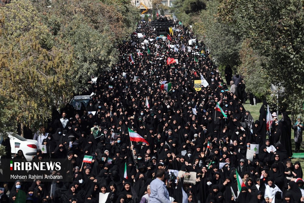 FutTalentsFc's tweet photo. 🇮🇷🇮🇷 Las mujeres en Irán cada ya no tienen miedo y asi van en procesión al funeral de la mujer asesinada Masha Amini 👏👏👏 https://t.co/svWwpDNb9p