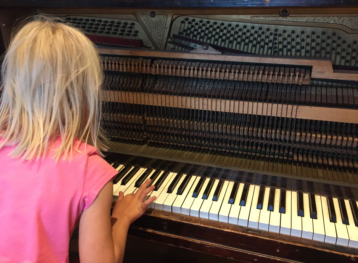 laurailindsey's tweet photo. “Daddy, how does the piano make noise?” 🎹 #marriedanengineer https://t.co/hzEihSOVfF