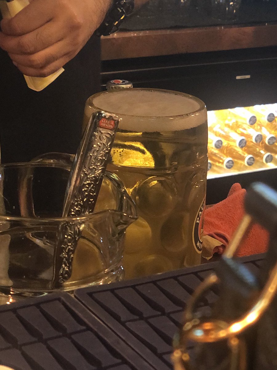 EternalReplica's tweet photo. Wenn man hier schon 25€ für die Mass bezahlt, ist sie wenigstens voll! #OktoberfestDubai https://t.co/caTaA69fKB