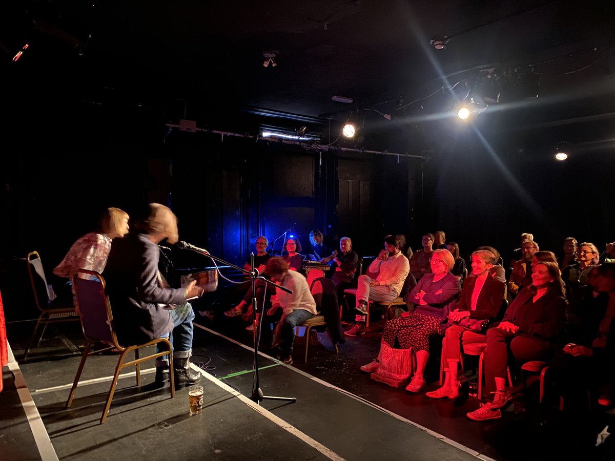 e17RnR_books's tweet photo. Full house for @oharaviolin @DexysOfficial at @roseandcrownpub for @WalthamstowWeek #WhatsSheLike @Route_News https://t.co/Vv6ocFoaxz