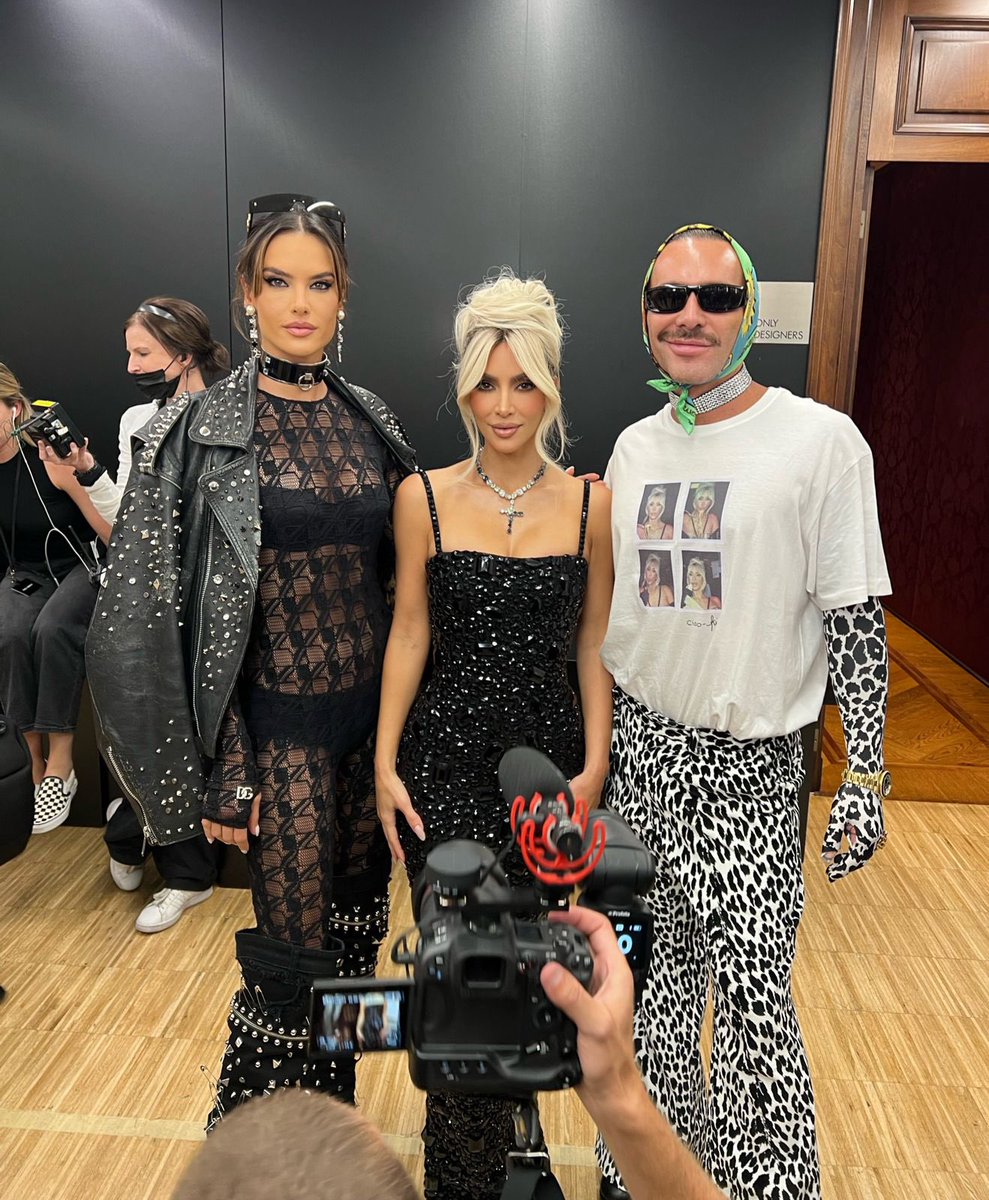 As definições de foto de milhões foram atualizadas! ✨ Espia esse luxo! @AngelAlessandra e @matmazzafera encontraram ninguém menos que @KimKardashian nos bastidores da semana de moda de Milão. Que poder! Isso sim As definições de foto de milhões foram atualizadas! ✨ Espia esse luxo! @AngelAlessandra e @matmazzafera encontraram ninguém menos que @KimKardashian nos bastidores da semana de moda de Milão. Que poder! Isso sim