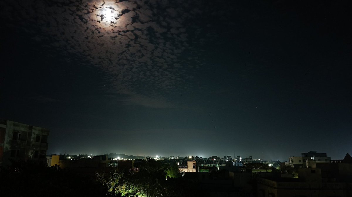 vikashtiu1's tweet photo. Time passes ... 
but it's still the same 
#moon https://t.co/JN9dBbwYsJ