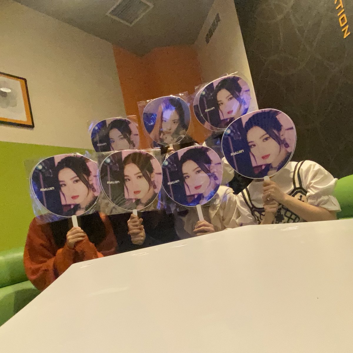 roommates_212's tweet photo. NHKホールでITZYちゃんに会うことが出来ました🥺🤍

もう勝手に目が合ったということにしておきます
すごく幸せな時間で、ずっと続けばいいのにって心から思いました💬

昨日今日と会ってくれたMIDZYありがとう❤︎
ITZYも雪見だいふくでも食べてゆっくり休んでね
また日本遊びにきてね@ITZYofficial https://t.co/20LwAVe0SC