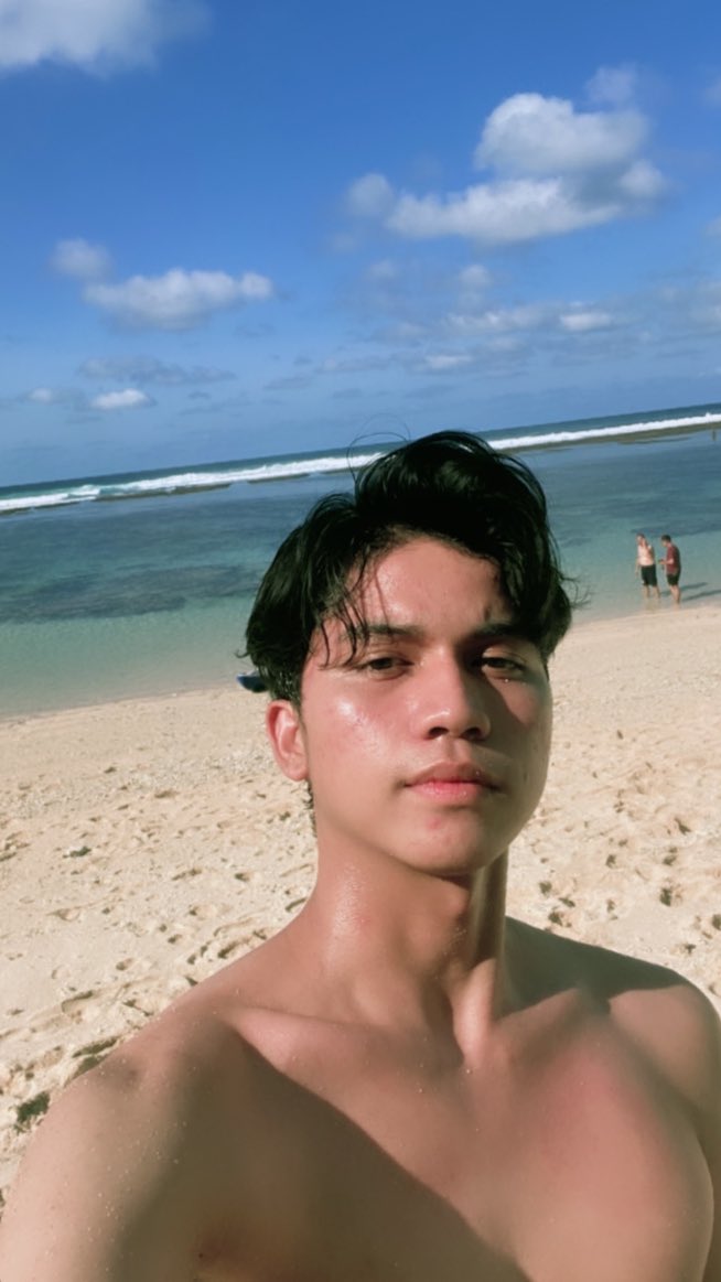 starfess's tweet photo. -guys anak jakarta kena angin pantai bali 😭 😭 https://t.co/gM88ZQdXZL
