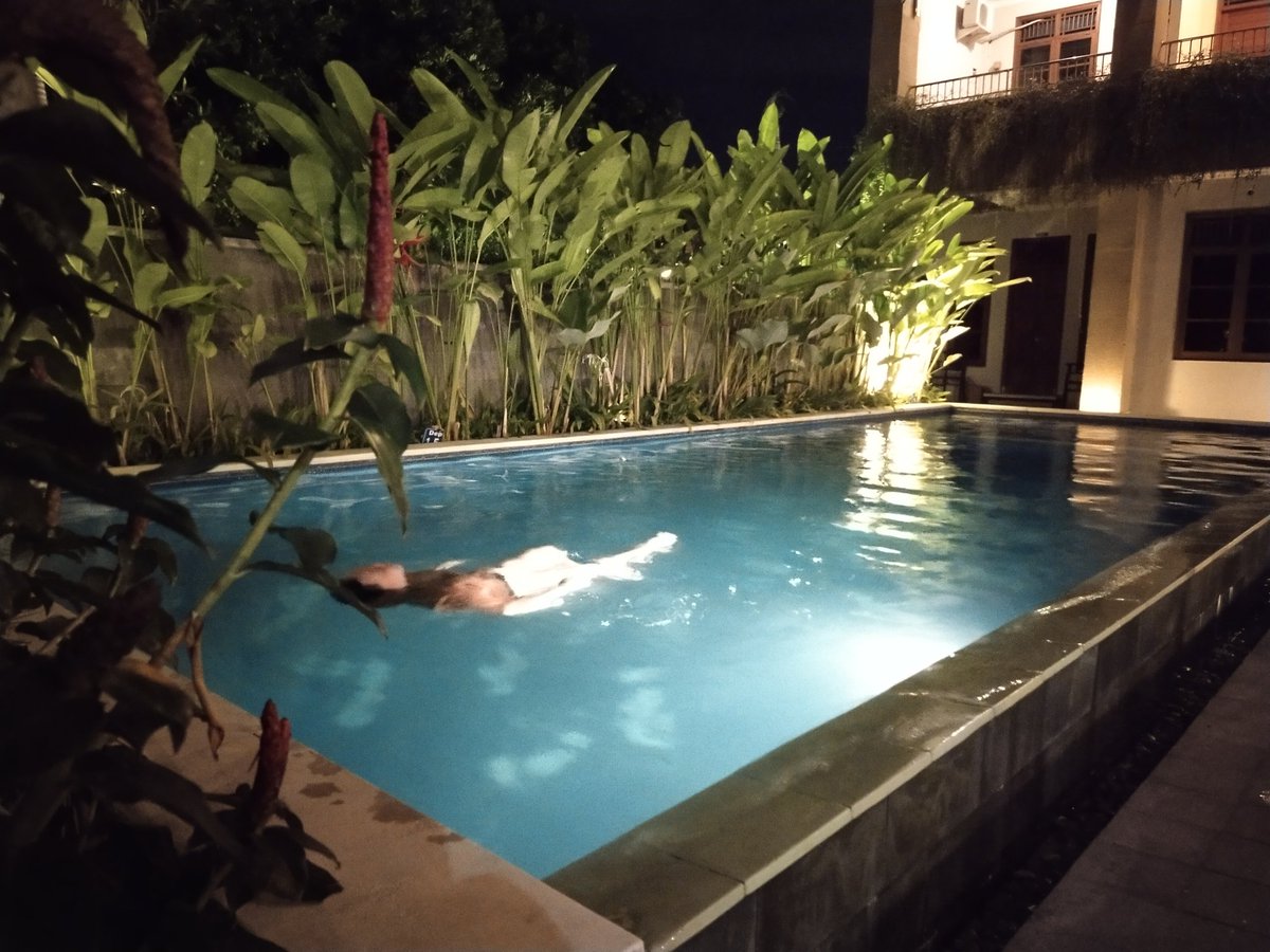hy_ayy1's tweet photo. Night swimming? Why not 
#lesbibali #kutabali https://t.co/UqHUj3SMmr