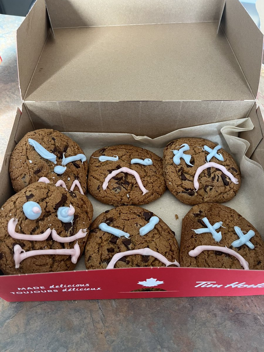 Wanted to make sure I supported @Food4KidsHalton and went to the location that @FrederikseLaw and @RubiconSafetyCA were decorating! I definitely got some special “special” smile cookies!