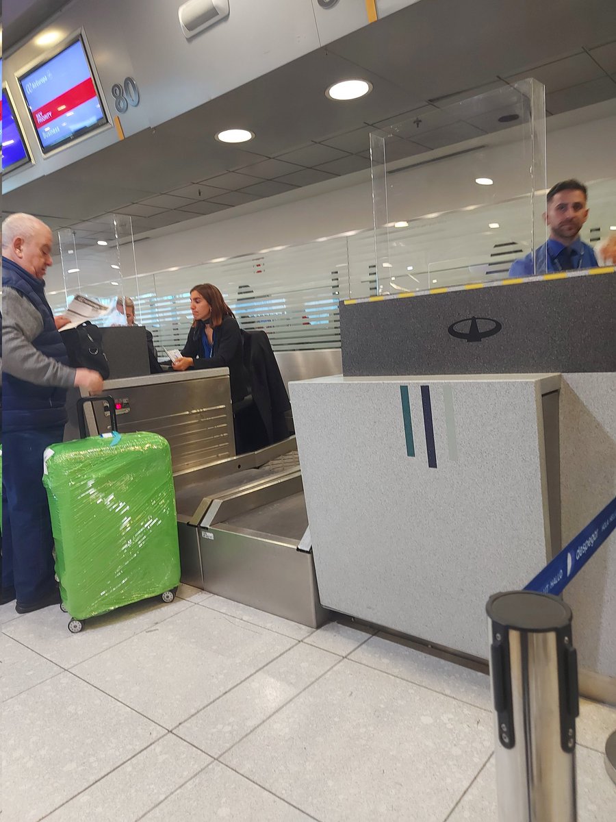Marielyosoy's tweet photo. Un muy mala experiencia con la aerolinea @AirEuropa acompañando a una persona con movilidad reducida. Destrato y poca empatia. Espero que @DespegarAr reintegre lo abonado SIN DEMORA por error de ambas empresas de sistema, pagué equipaje que no debia. Siempre pierde el cliente https://t.co/9V0WwKiEMo