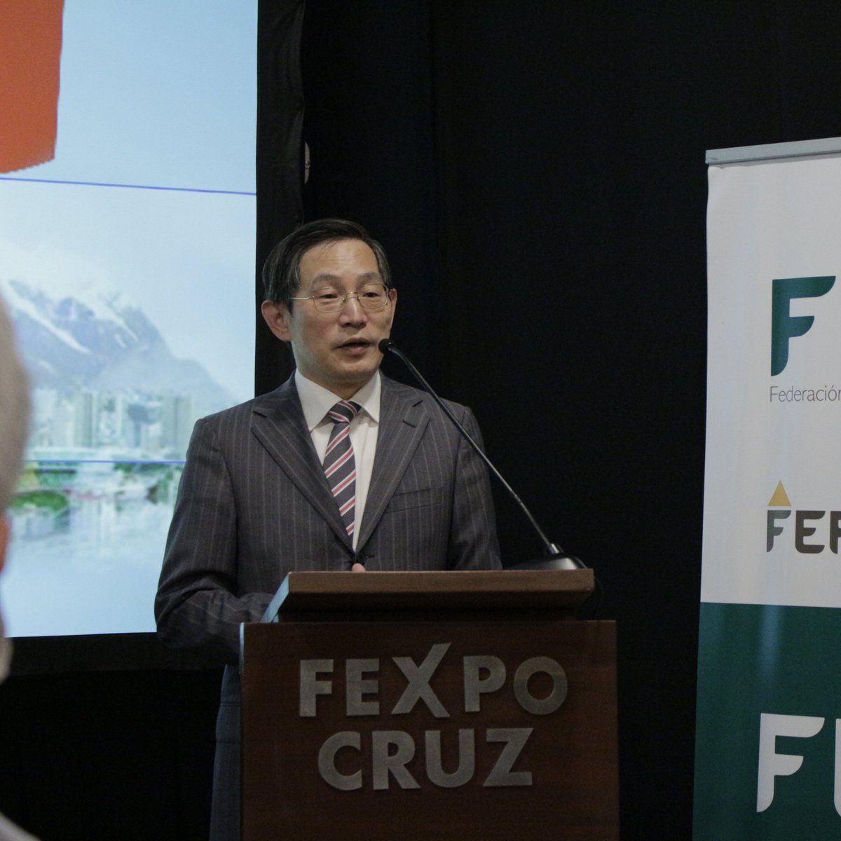 WangJialei4's tweet photo. Celebramos II Encuentro Empresarial #China - #Bolivia para promover el intercambio y cooperación económica y comercial binacional para el bienestar de ambos pueblos. Gracias a la #FEPSC por la coordinación y al Embajador de China en Bolivia, Huang Yazhong, por su presencia. https://t.co/W263K08Pgs