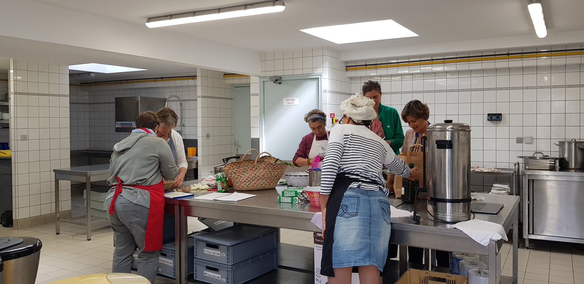 Preenbulles's tweet photo. Toute l'équipe du festival mets la main à la pâte pour vous accueillir dans les meilleures conditions demain matin 🔪🥄🍴😉 https://t.co/4NLcFpu2AF