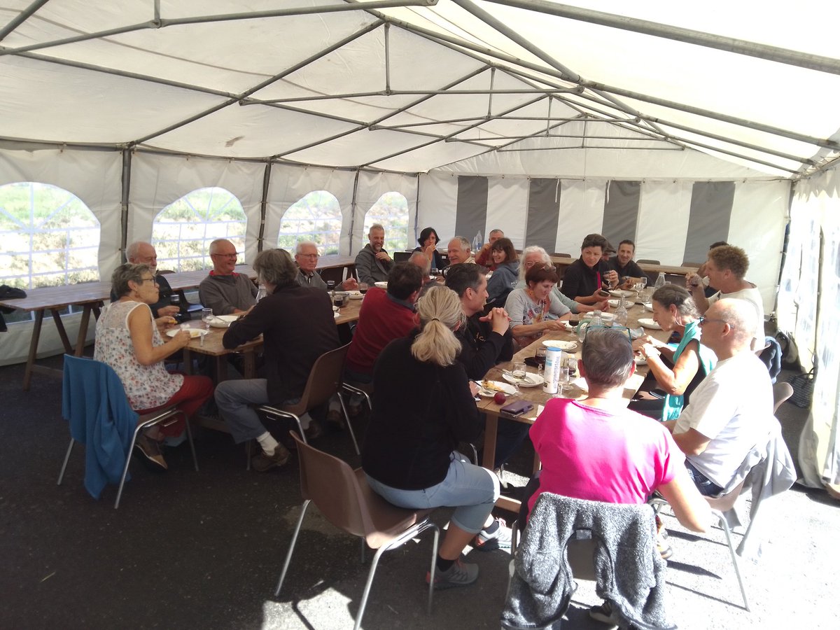 Preenbulles's tweet photo. Toute l'équipe du festival mets la main à la pâte pour vous accueillir dans les meilleures conditions demain matin 🔪🥄🍴😉 https://t.co/4NLcFpu2AF