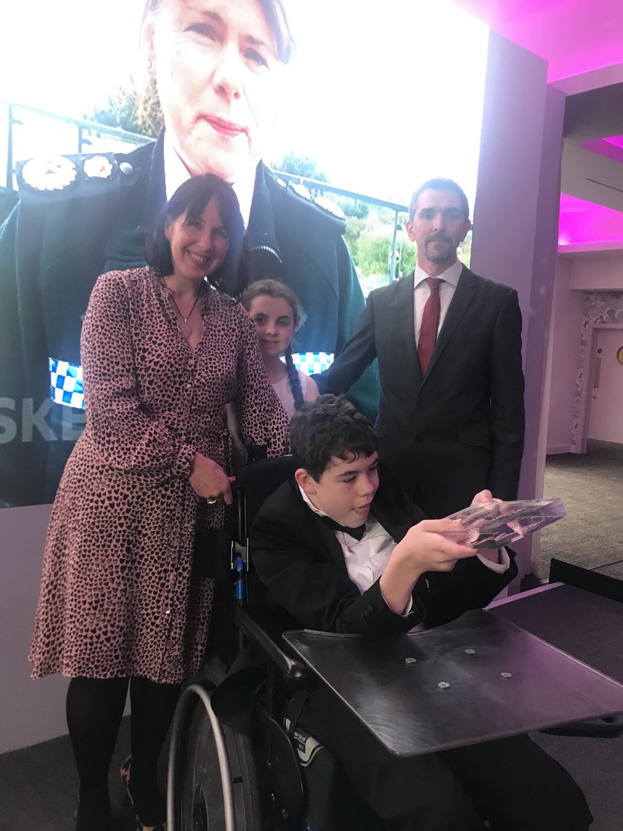Oliver had the whole room in the palm of his hands (and stitches) with his carrot joke! A much-deserved Fundraiser Award for his work to help save ⁦<a href="/CalvertTrust/">CalvertTrust</a>⁩ 👏👏 #MakeADifferenceAwards