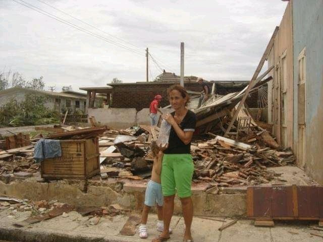 Mario_Villazul's tweet photo. @DiazCanelB Familia necesitada como la mía con una vivienda derrumbe total del año 2008 que iniciaron la construcción y Micons paro hace más de 1 mes porque no tienen acero en Puerto Padre, hasta cuándo con este tipo de cosas en Las Tunas.? https://t.co/EO32zF364Z