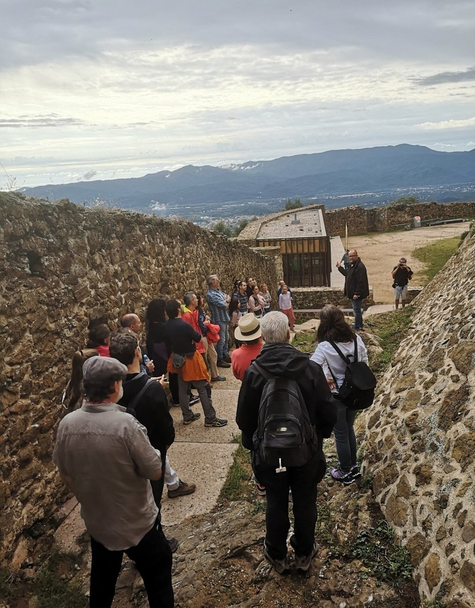 periodistes_cat's tweet photo. Fantàstica visita guiada al Castell de @montsoriu i a l'espai Cabrera del @museumontseny! Gràcies a tots els q heu vingut, i al @comarcaselva, al Patronat del Castell, a en Kim Mateu i a la Montse Codina x organitzar-ho tot tan bé! 🙌🏻
Fotos: Kim Mateu, Jordi Ribot, Anna Estartús https://t.co/vQ8eR7B5Bn