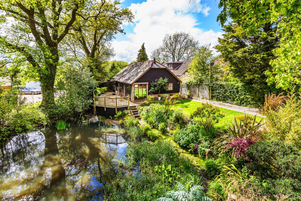 MyMoveTracker's tweet photo. 🛏️ 3 bedrooms
💷 £685,000
📌 Hartfield Road, Cowden, TN8
🔑 Marketed by @platformproperty

A delightful three bedroom detached family home set back from the road and has a private driveway, a level lawn area and a picturesque lake.
.
.
.
.
#buying #forsale ⁠#finance #home #house https://t.co/OQOhldGrZH