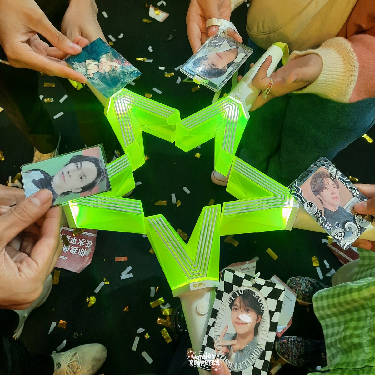 drummerdery's tweet photo. leekbong lightstick star❤💚
(with hengni garis keras and our dery poca🤍) @im__hengni @GODHOLO_ @makeuchingu @hgh_lty
#WayV #WeishenV #威神V #黄冠亨 #HENDERY #WayVatITA2022 #WayV_in_Indonesia #SelamatDatangWayV https://t.co/cwjFYZLPez
